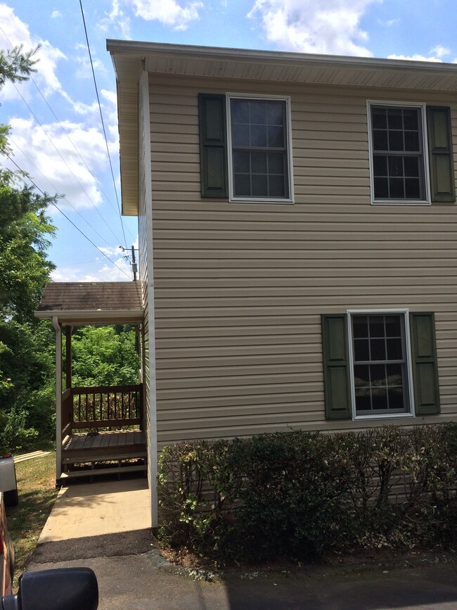 Private side entrance - 185 Liberty Rd