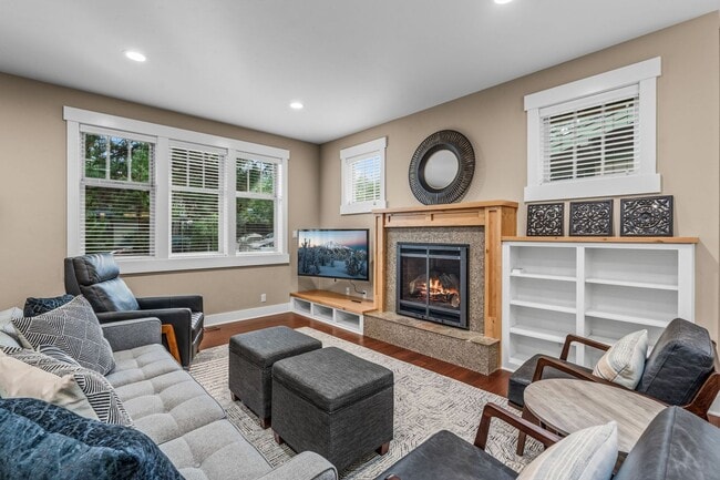 Building Photo - Grand Northwest Crossing Home, Walk to Com...