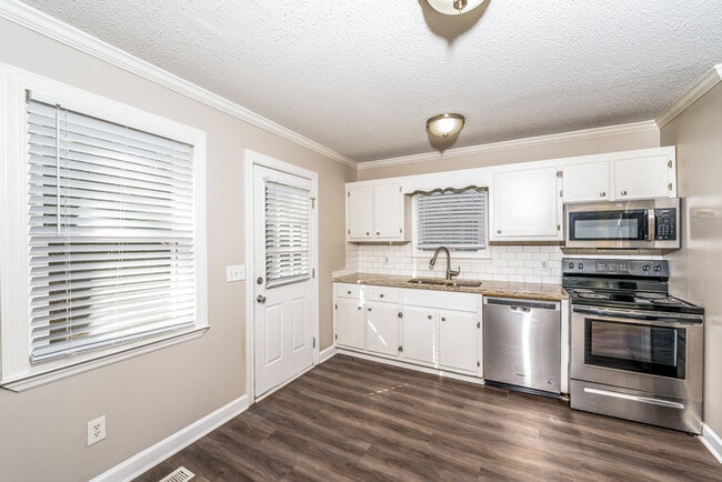 Foto del edificio - 6950 Heather Ln