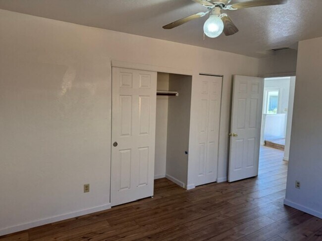 Foto del edificio - Freshly Renovated 3-Bedroom Home with RV Parking & Detached Double Garage