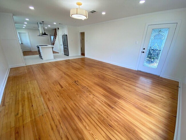Building Photo - Exquisite Remodeled Home with Move-In Spec...