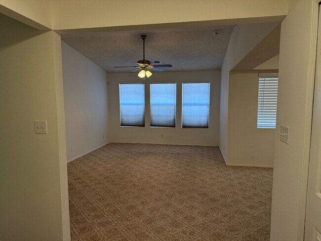 Building Photo - 3 Bed 2 Bath Amazing Views
