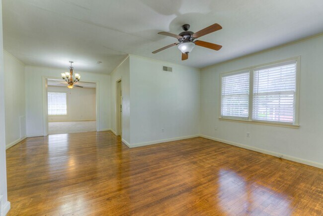 Building Photo - Move-in Special - 1/2 off first month's rent!