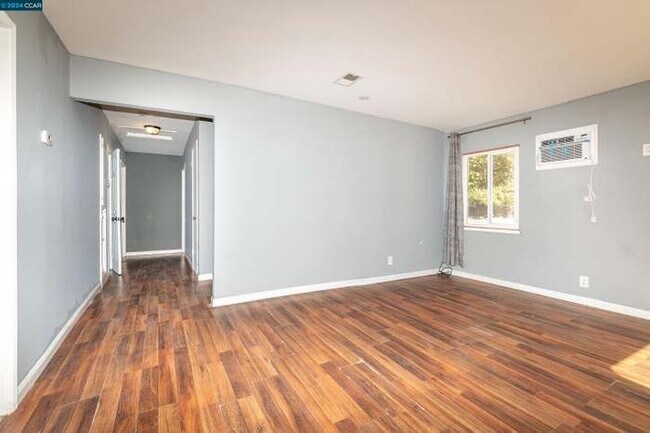 Foto del edificio - 301 W 5th St