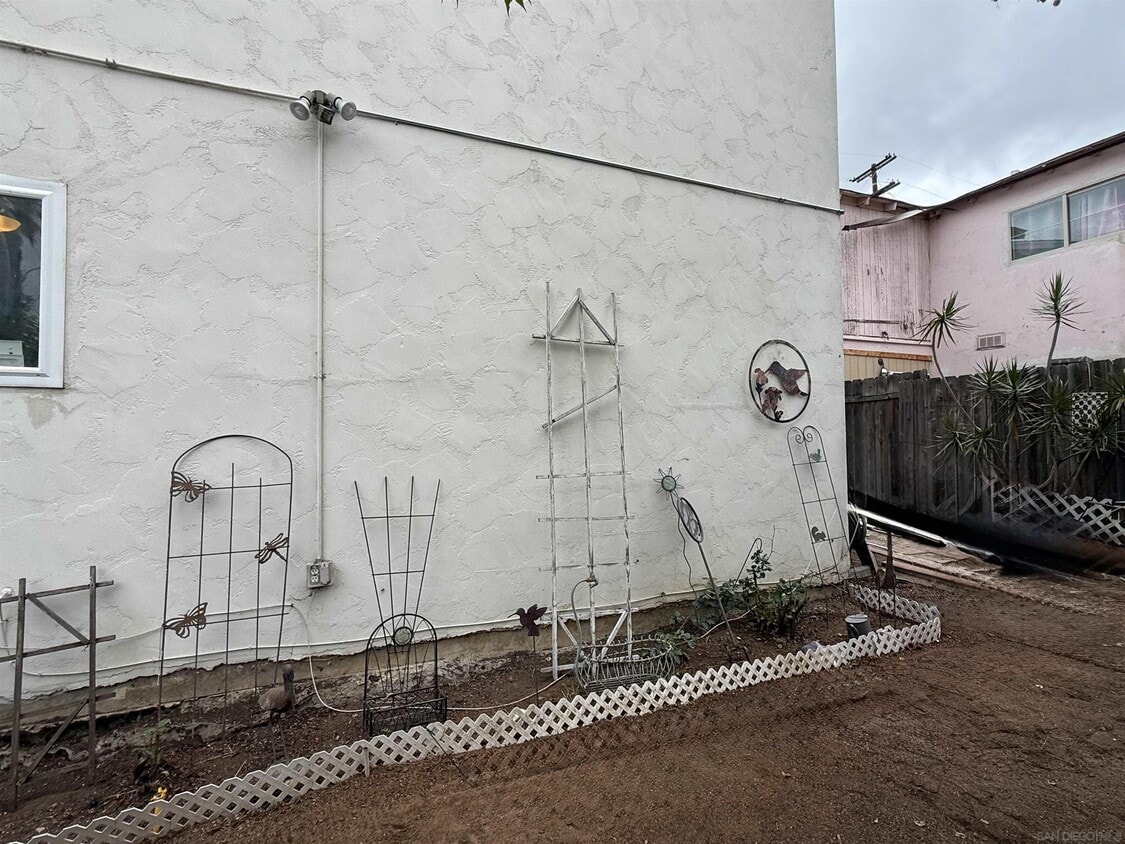 Building Photo - 2437 Modesto St