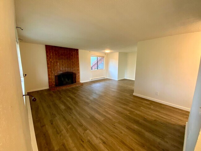 Building Photo - Modern 2-Bed / 1-Bath Everett Home with Bright, Updated Living Spaces| 7705 Timberhill Dr, Unit A