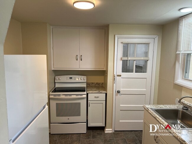 Building Photo - 2425 S Norton Ave