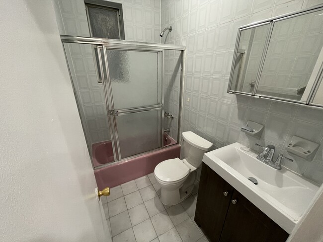 Full bathroom - 41 Louisa St