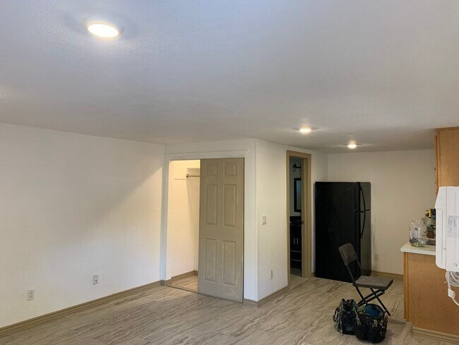 Building Photo - 10330 Clayton Road, Unit back unit