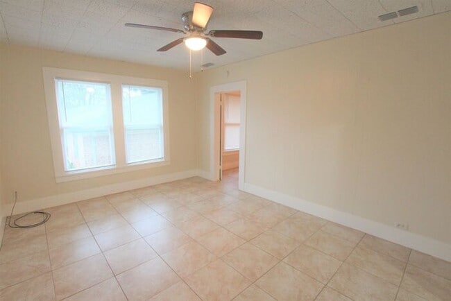Building Photo - Tour Today! Cozy 2 Bedroom, 1 Bath Duplex ...