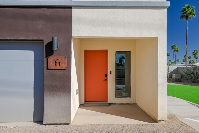 Building Photo - 2502 E Paradise Ln