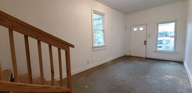 Foto del edificio - BRICK HOUSE!!! 3-bedroom, 1-bath, Close to...