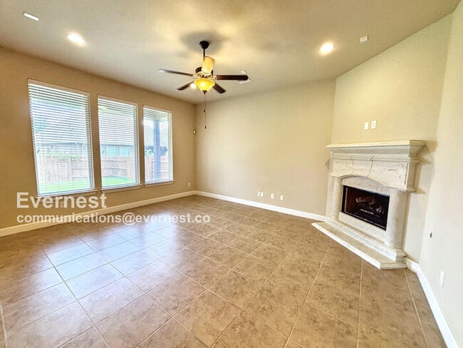 Foto del edificio - 204 Brantley Lake Ln