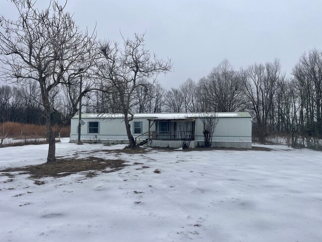 Building Photo - Country living with spacious front and backyard - 3 beds/ 2bath available now