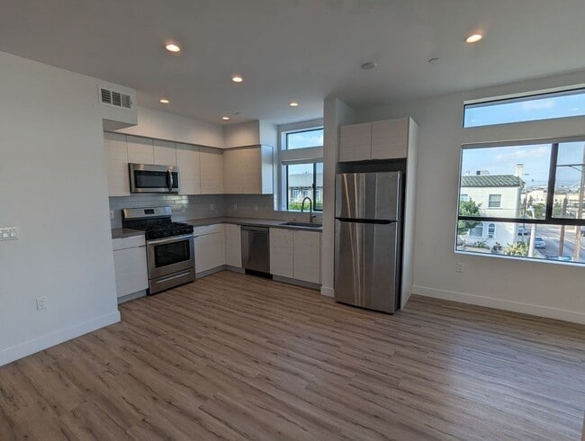 Building Photo - 338 Mariposa Ave