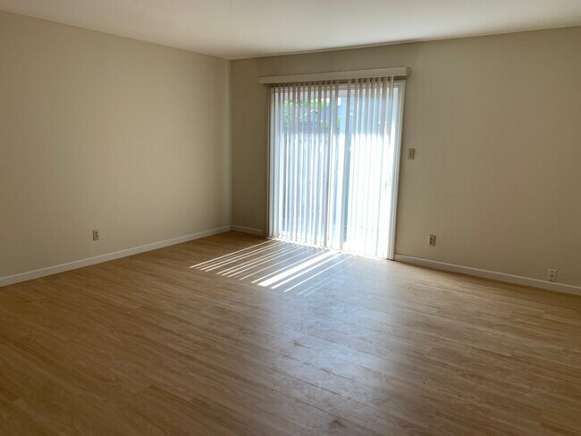 Building Photo - 1321 Essex Way