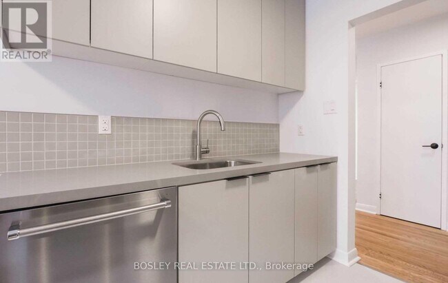 Photo du bâtiment - 555 Birchmount Rd