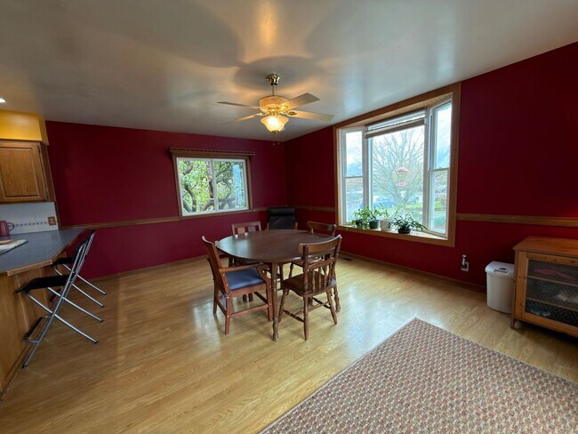 Foto del edificio - Modern Comfort Meets Classic Charm in South Tabor~ Fenced Backyard~ Garage~ Pets Welcome~ 94 Bike...