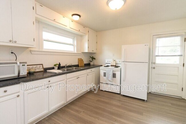 Building Photo - 100 James St