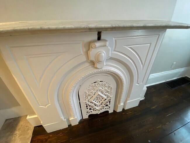 Building Photo - 6 Centre Pl