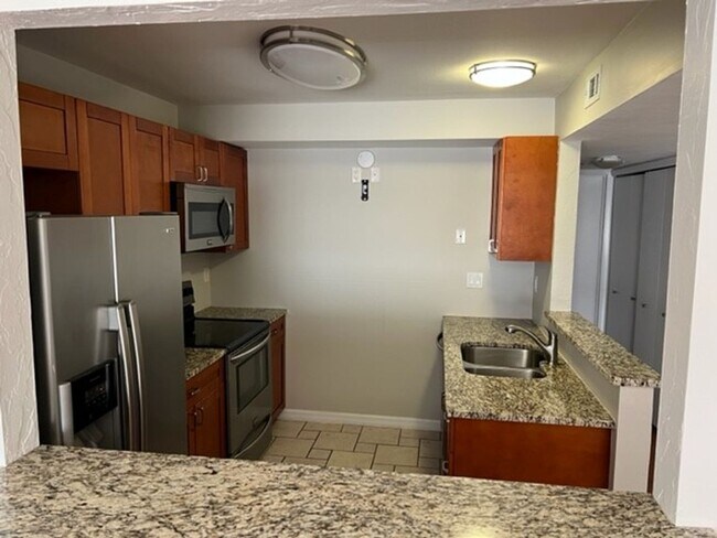 Building Photo - 2 Bedroom, 2 Bath in Grantwood!