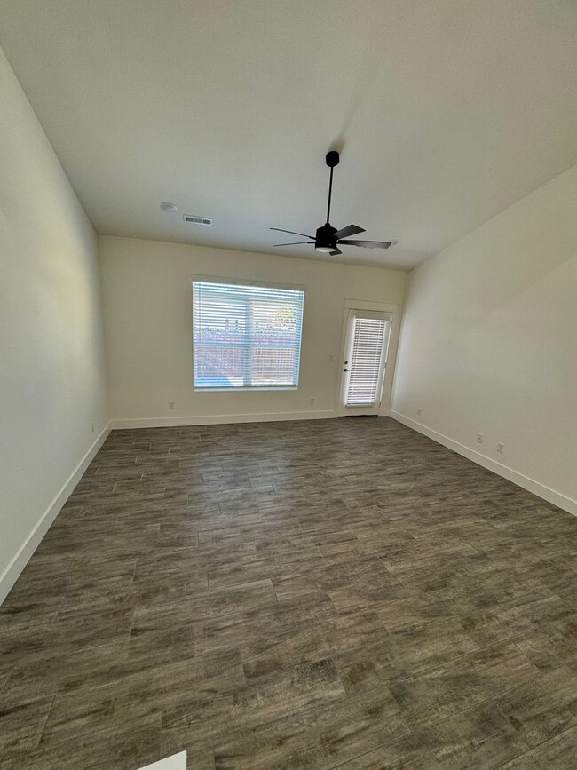 Foto del edificio - New Construction 2 Story Townhome in Cente...