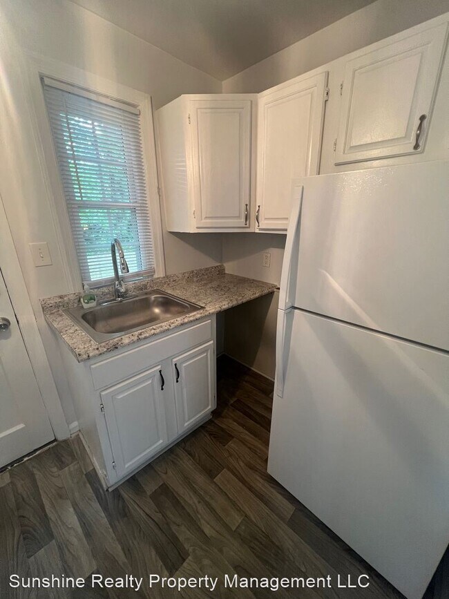 Building Photo - 2 br, 1 bath House - 1400 Roslyn Dr Unit 15-A
