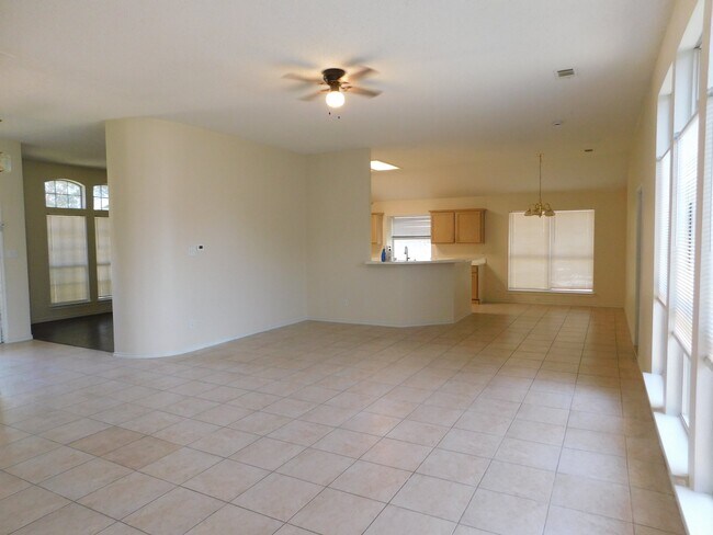 Foto del edificio - 624 Elm Falls Pl