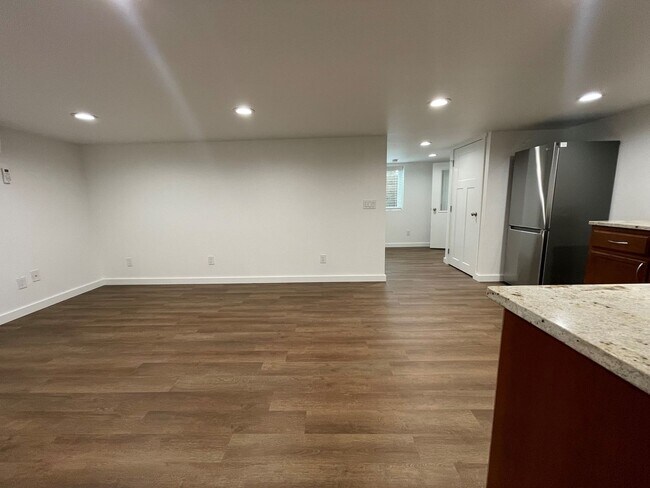 Building Photo - Now renting 1 bedroom Apartment Downstairs
