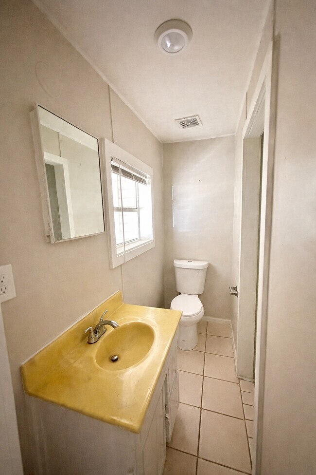 Building Photo - 925 Woodward Rd