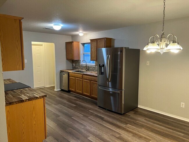 Foto del edificio - RENT SPECIAL - AVAILABLE NOW!