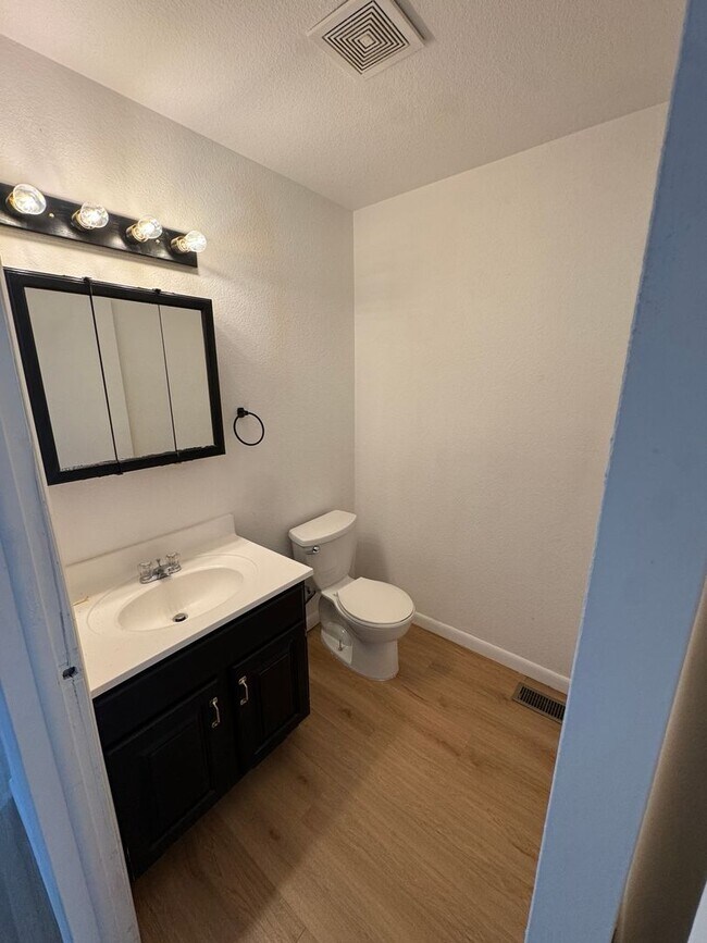 Building Photo - Charming 3BR House in Aurora