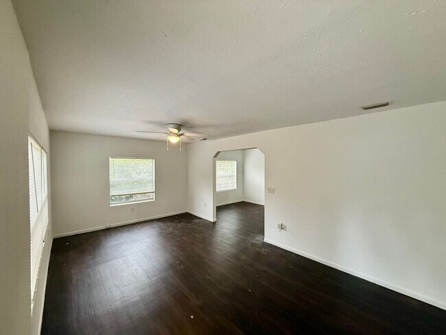 Foto del edificio - Spacious 3-Bed, 2-Bath Home with Private Yard in NW Gainesville