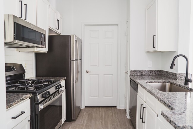 Updated kitchen with stainless steel appliances - Alister Lake Lynn