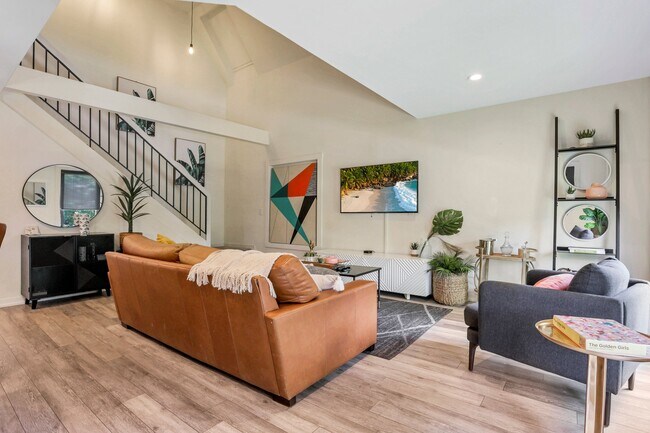 Living room - 960 Hunter Ave