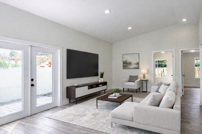 Building Photo - 1012 NE 17th Ct