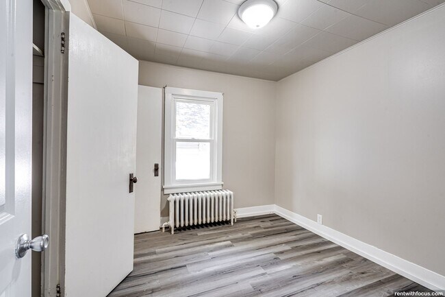 Building Photo - 579 Mt Vernon St