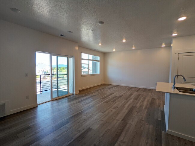 bright & open living area with balcony - 463 W 60 S