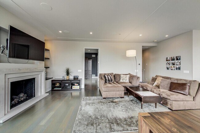 Building Photo - 2015 W Armitage Ave