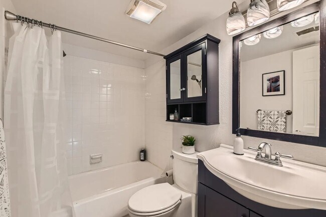 Foto del edificio - CHARMING 1 Bed 1 Bath Condo Near Downtown Louisville!