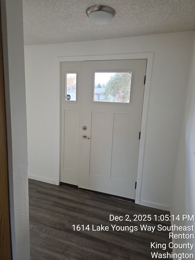 Foto del edificio - Renton Lake Youngs area - 3 bedroom tri-level home with 2.5 bathrooms and 2 car garage - Avail. N...