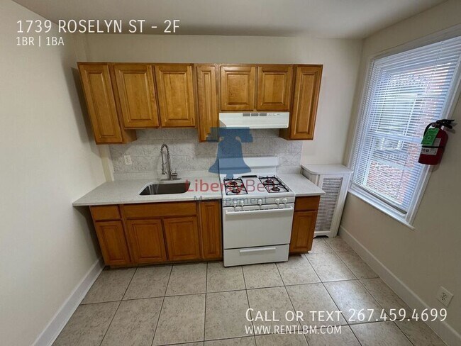 Foto del edificio - 1739 Roselyn St