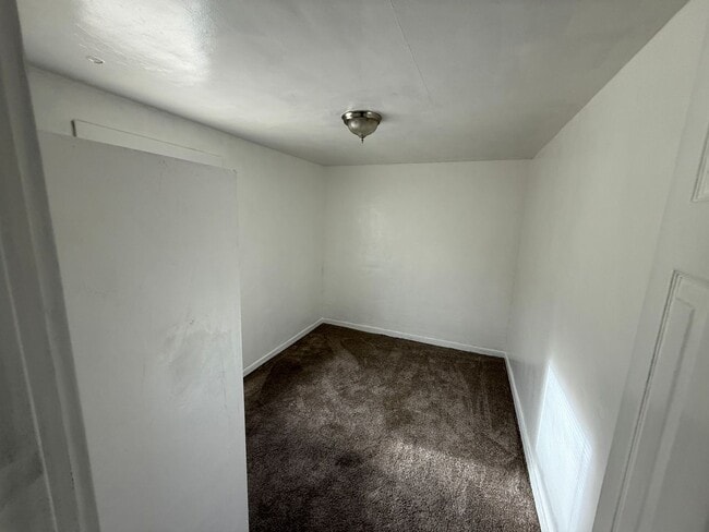 Building Photo - 2 Bedroom / 1 Bathroom Apartment in Madras Oregon