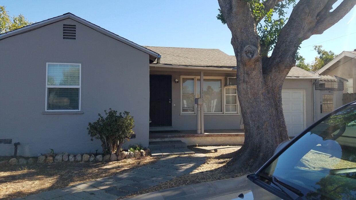 Primary Photo - 1370 Oakland Ave