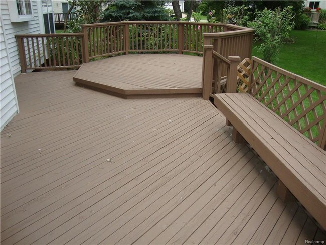 Building Photo - 445 Thornridge Dr
