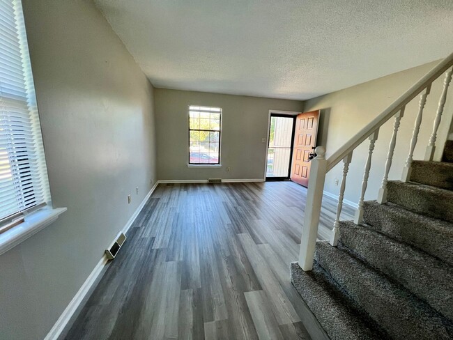 Building Photo - Newly remodeled 3 bedroom town home!