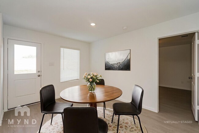 Foto del edificio - 2660 Mistwood Dr
