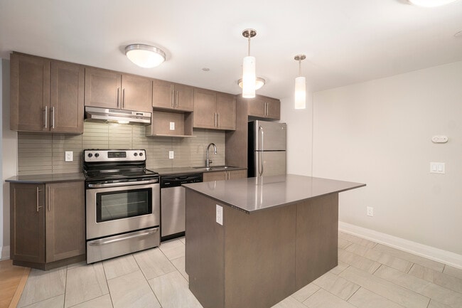 Building Photo - 405 Tweedsmuir Av