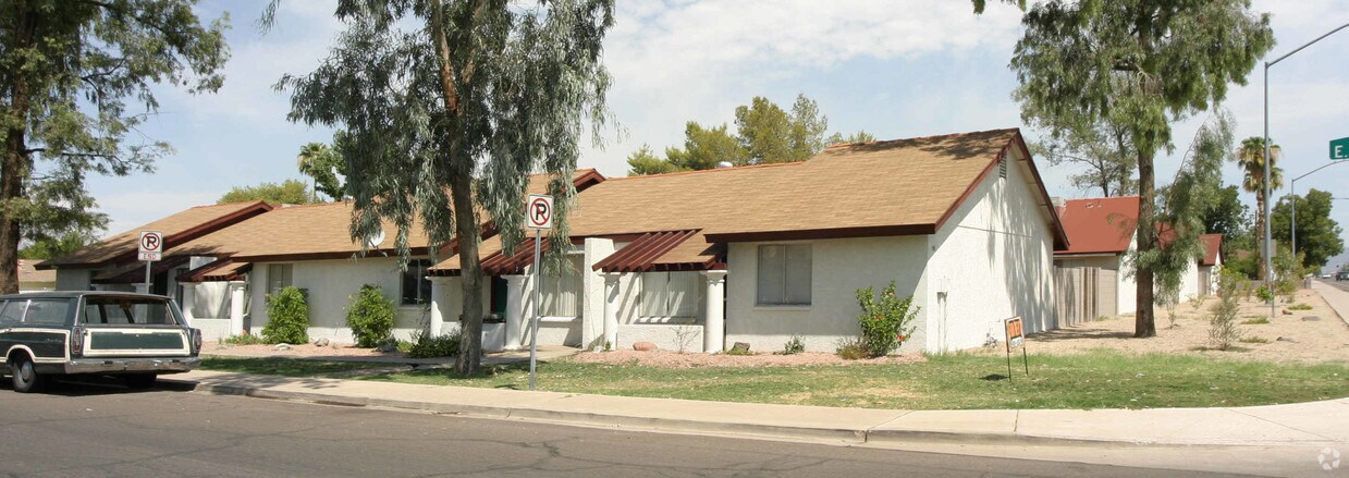 Foto principal - 906 N Stapley Dr
