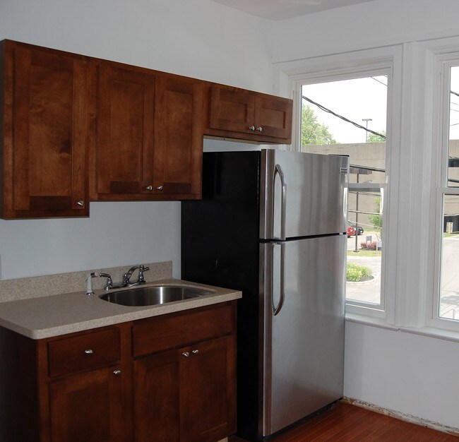 Cocina con encimeras de Corian - 485 Elmwood Ave